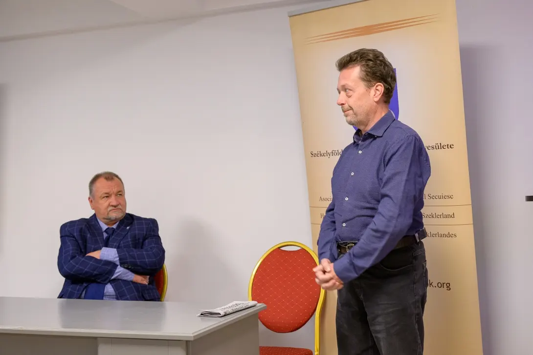Szekeres Attila István és a Szabadság képviselője, Póka János András – FOTÓ: VARGYASI LEVENTE Fókuszban a nyomtatott sajtó jövője - fotó Vargyasi Levente | Szabadság