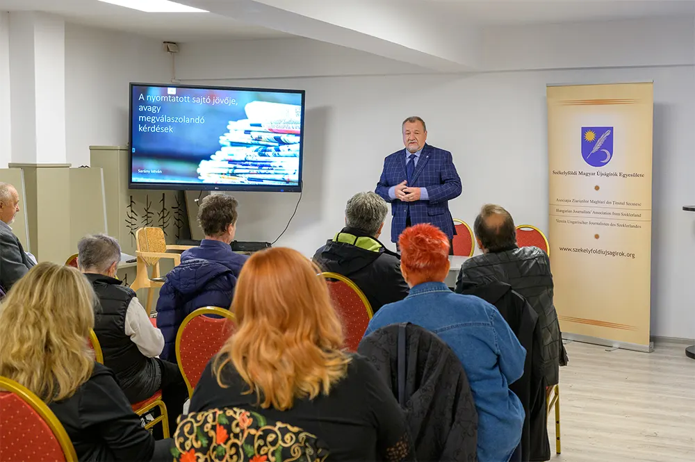 Szekeres Attila köszönti a konferencia résztvevőit. Fotó: Vargyasi Levente Bizonytalan a nyomtatott sajtó jövője - SzMÚE konferencia Sepsiszentgyörgyön
